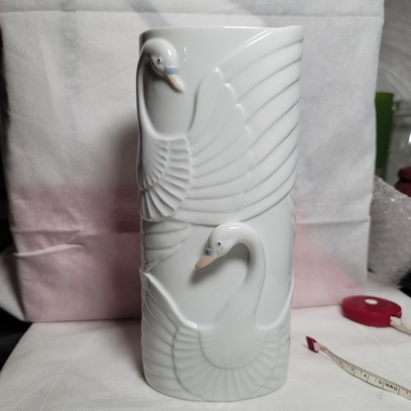 VTG. Global Art White Swan/Crane Vase.  (791) - Picture 5 of 12